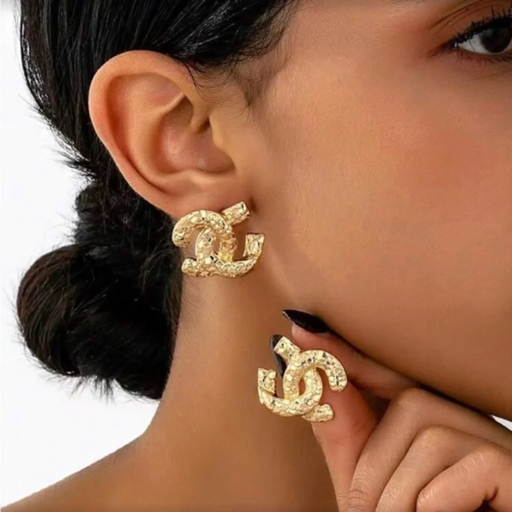 ✨Elegant Gold-Tone statement Earrings